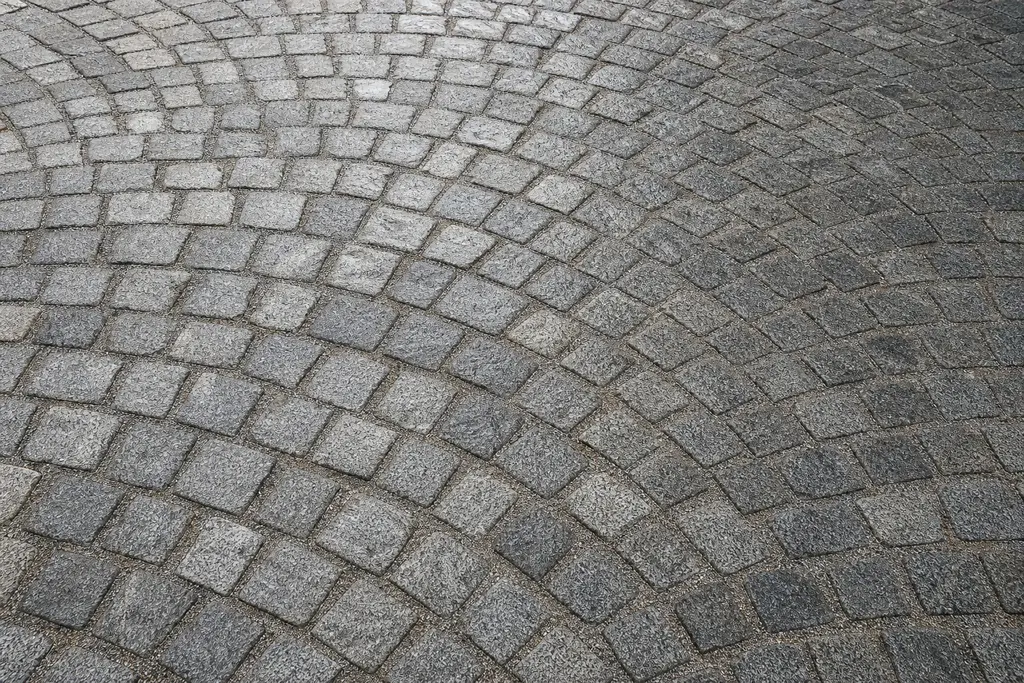 Natursteinpflaster Rosenheim: Granit-Kleinsteinpflaster in Bogenverlegung